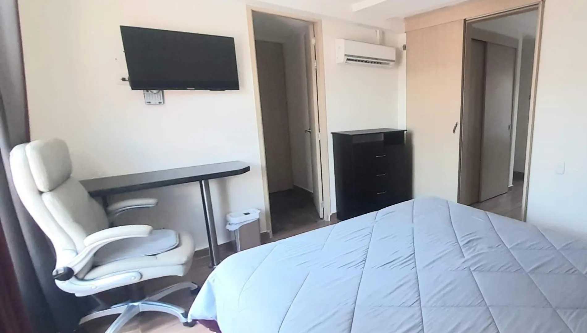 New Comfortable Laureles Apartment Great Location! Medellín